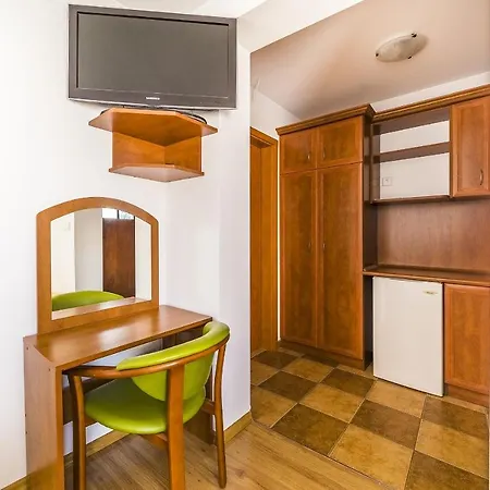 Aleksander Bed & Breakfast 4*