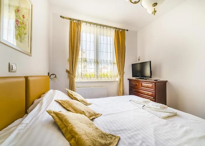 Aleksander Nocleg ze śniadaniem 4*